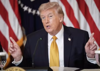 Trump suspende ataques a infraestruturas energéticas iranianas por 5 dias e anuncia conversas com o Irã, que nega