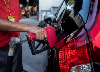 Governo vai propor aumento de etanol na gasolina de 30% para 32%, diz Silveira