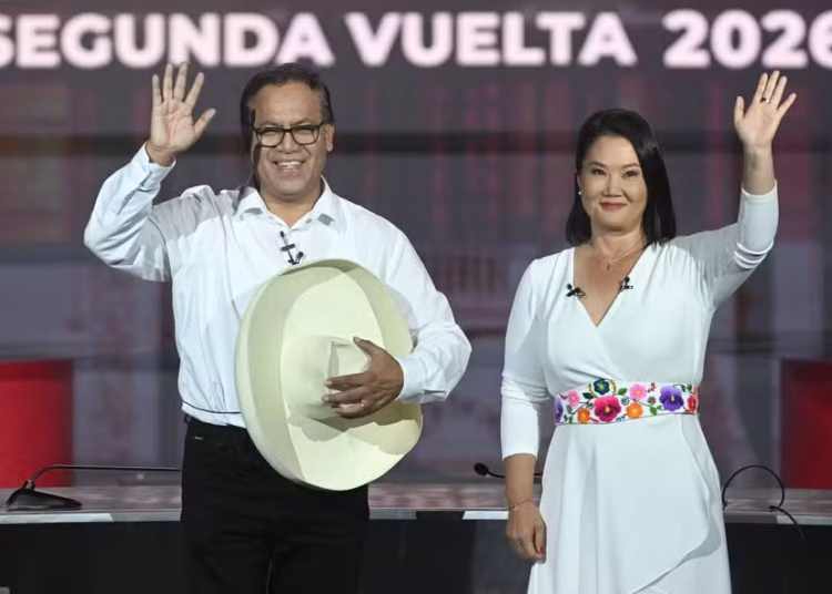Com mais de 93% das urnas apuradas, candidato de esquerda supera a de direita com menos de 1 ponto de vantagem